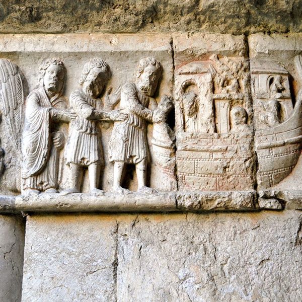 Girona.- Catedral de Santa Maria.- Capitell del claustre amb la escena de Noé i el Diluvi (11/2013)