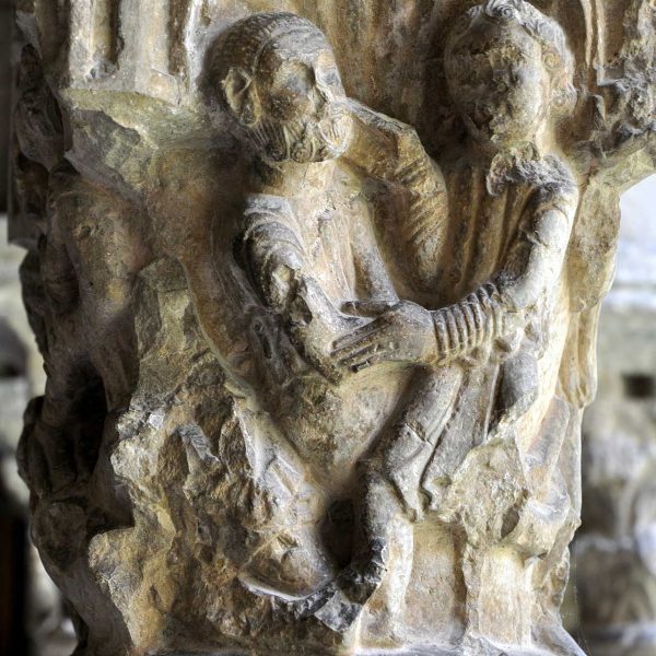 Girona.- Catedral de Santa Maria.- Detalls dels capitells del claustre esculpits amb temes de l’Antic i Nou Testament o amb figures humanes o d’animals (5/2014)