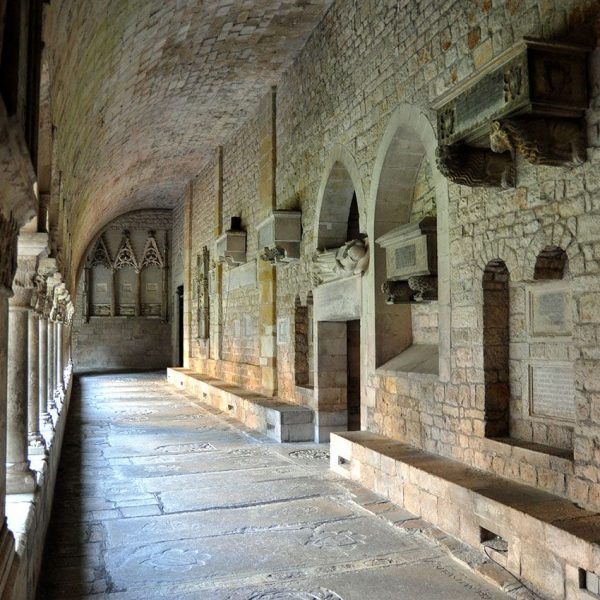 Girona.- Catedral de Santa Maria. Claustre romànic del S. XII. Galeria amb sarcòfags S. XIV/XVIII (11/2013)