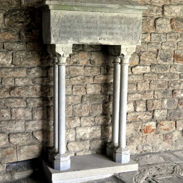 Girona.- Catedral de Santa Maria. Claustre romànic del S. XII amb un dels sarcòfags de les galeries corresponent a un canonge (11/2013)