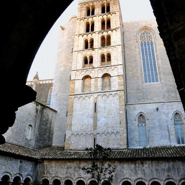 Girona.- Catedral de Santa Maria. Torre Carlemany, campanar romànic original de la catedral de planta quadrada i set pisos (11/2013)