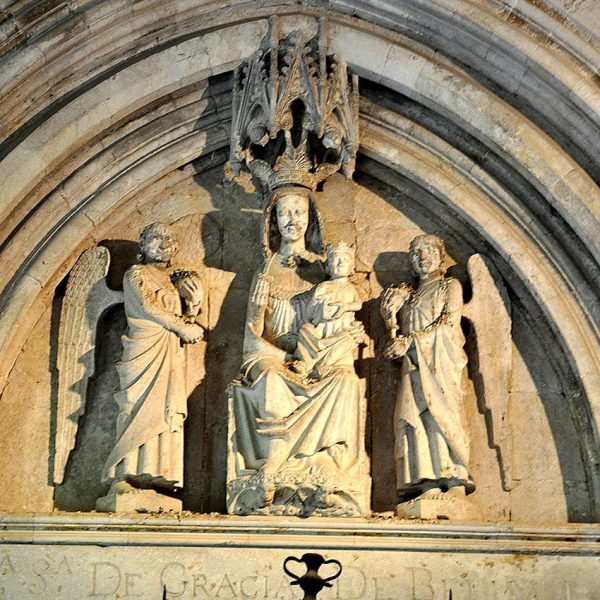 Girona.- Catedral de Santa Maria. Porta de la catedral al claustre on al timpà hi ha representada la Mare de Déu de Gràcia (5/2014)