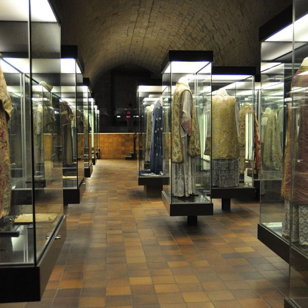 Girona.- Catedral de Santa Maria. Sala del tinell on s’exposa una mostra d’indumentària eclesiàstica (11/2013)