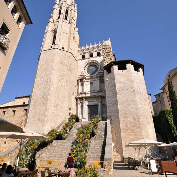 Girona.- Església de Sant Feliu d’origen romànic, S. XII/XIII però l’edifici actual es gòtic del S. XIV. El Campanar, S. XIV de base octogonal i tres pisos (1/2014)