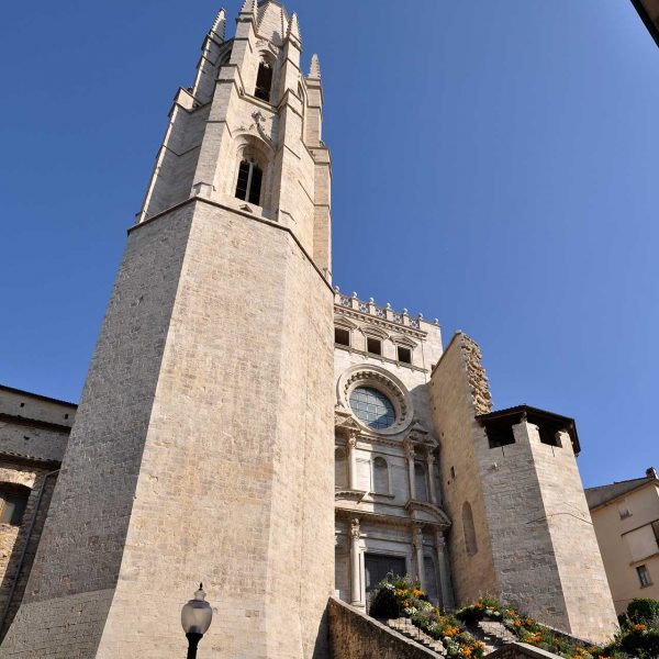 Girona.- Església de Sant Feliu d’origen romànic, S. XII/XIII però l’edifici actual es gòtic del S. XIV. El Campanar, S. XIV de base octogonal i tres pisos (1/2014)