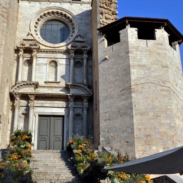 Girona.- Església gòtica de Sant Feliu, S. XIV. La façana barroca es de l’any 1601 obra de Llàtzer Cisterna imitant els retaules gòtics de l’època (5/2014)