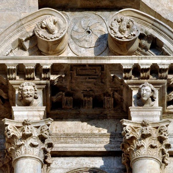 Girona.- Església gòtica de Sant Feliu, S. XIV. La façana barroca es de l’any 1601 obra de Llàtzer Cisterna imitant els retaules gòtics de l’època (5/2014)