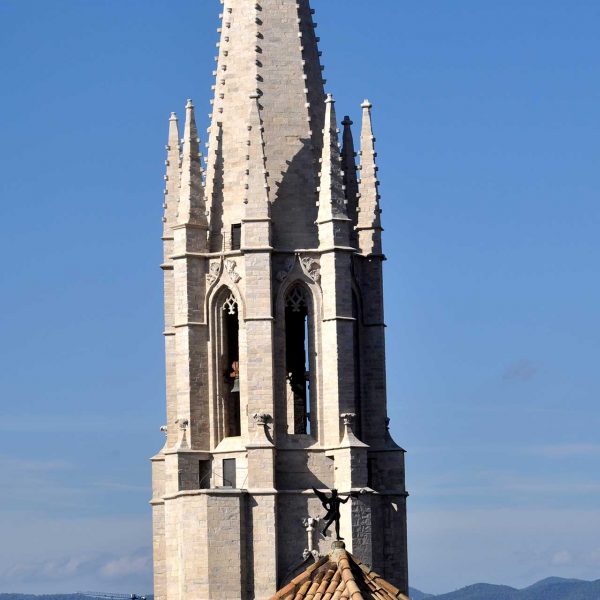 Girona.- Església gòtica de Sant Feliu, S. XIV. El campanar de tres pisos estava rematat per una agulla escapçada per un llamp l’any 1651 (5/2014)