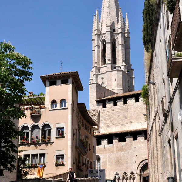Girona.- Església gòtica de Sant Feliu, S. XIV. Vista del lateral sud que compta amb la porta principal utilitzada avui dia (5/2014)