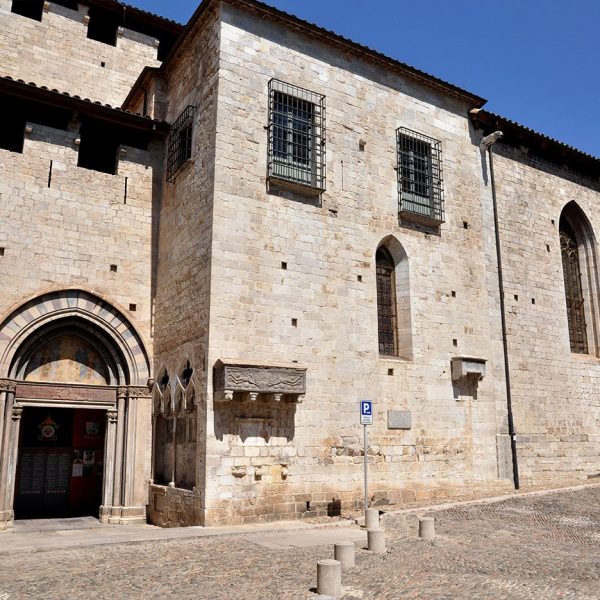 Girona.- Església gòtica de Sant Feliu, S. XIV. Porta meridional d’accés actual que té als costats unes ogives, S. XIV procedents del derruït claustre gòtic (5/2014)