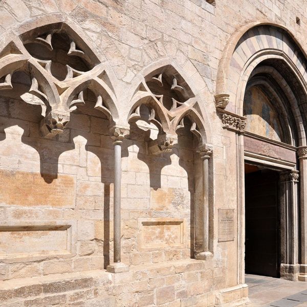Girona.- Església gòtica de Sant Feliu, S. XIV. Porta meridional d’accés actual que té als costats unes ogives, S. XIV procedents del derruït claustre gòtic (5/2014)