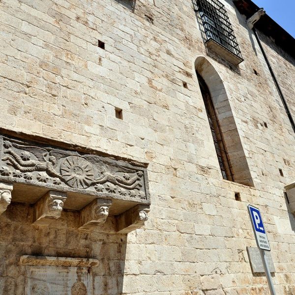 Girona.- Església gòtica de Sant Feliu, S. XIV. Façana meridional amb alguns sarcòfags a la dreta de la porta principal (5/2014)