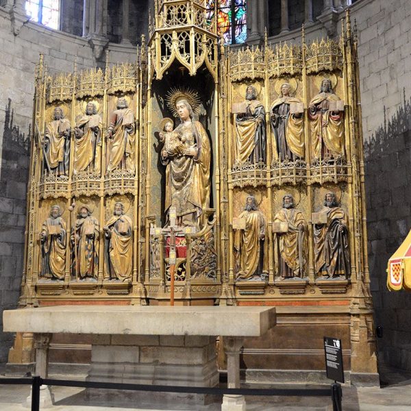 Girona.- Església gòtica de Sant Feliu,S. XIV. Altar Major posterior al 1936 amb figures recuperades del retaule de Sant Feliu desmuntat l’any 1936 (6/2018)