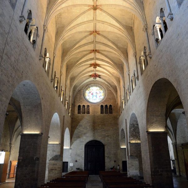 Girona.- Església gòtica de Sant Feliu, S. XIV de planta basilical construïda a partir de 1313. Vista del fons de la nau (6/2018)
