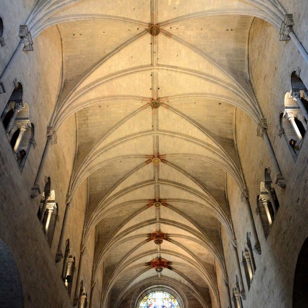 Girona.- Església gòtica de Sant Feliu, S. XIV de planta basilical construïda a partir de 1313 i coberta amb volta de creueria acabada l'any 1326 (6/2018)