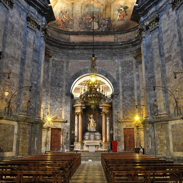 Girona.- Església gòtica de Sant Feliu, S. XIV. Capella de Sant Narcís del S. XVIII amb un retaule gòtic que guarda el reliquiari del Sant d’argent (11/2013)