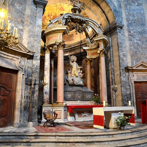 Girona.- Església gòtica de S. Feliu, S. XIV. Capella de Sant Narcís del S. XVIII amb un retaule gòtic que guarda el reliquiari del Sant d’argent (11/2013)