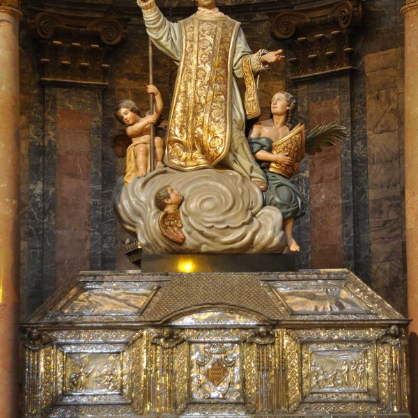 Girona.- Església gòtica de S. Feliu, S. XIV. Capella de Sant Narcís del S. XVIII amb el reliquiari del Sant d’argent on es va traslladar el cos del Sant (11/2013