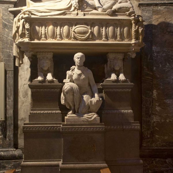 Girona.-Església de S. Feliu. Sarcòfag de les Heroïnes de Santa Bàrbara. Companyia de dones per assistir al ferits en el setge de Girona del 1808 (11/2013)