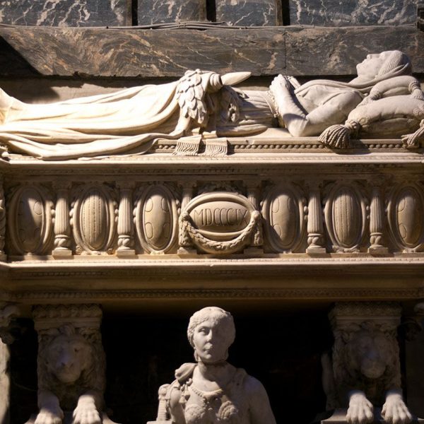 Girona.-Església de S. Feliu. Sarcòfag de les Heroïnes de Santa Bàrbara. Companyia de dones per assistir al ferits en el setge de Girona del 1808 (11/2013)