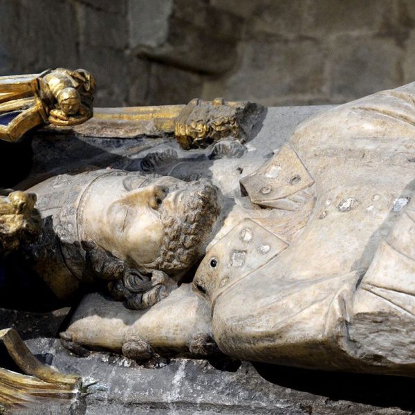 Girona.- Església gòtica de Sant Feliu, S. XIV. Sepulcre gòtic d’alabastre de Sant Narcís de Joan de Tournat del 1328 (11/2013)