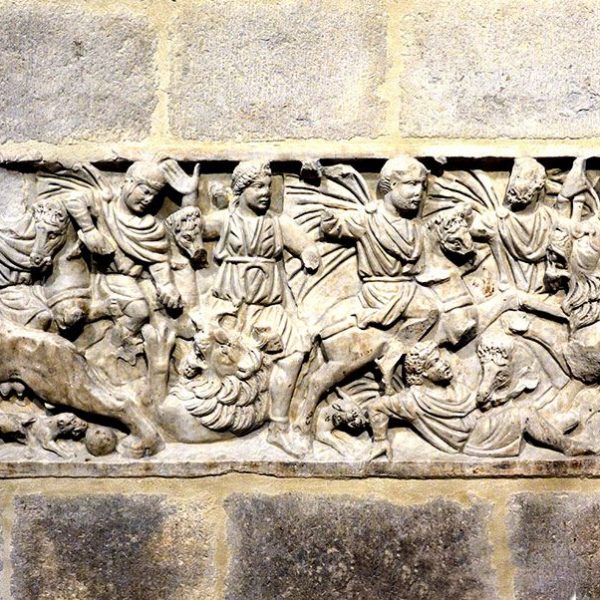 Girona.- Església gòtica de Sant Feliu, S. XIV. Sarcòfag paleocristià del S. IV de marbre blanc amb escenes d’una cacera de lleons (6/2018)