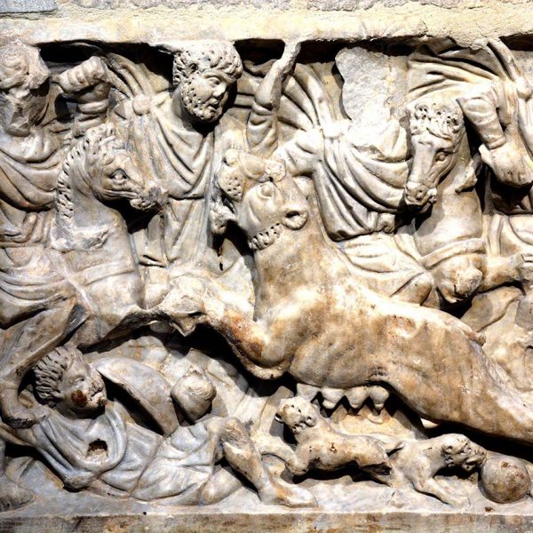 Girona.- Església gòtica de Sant Feliu, S. XIV. Sarcòfag paleocristià del S. IV de marbre blanc amb escenes d’una cacera de lleons (6/2018)