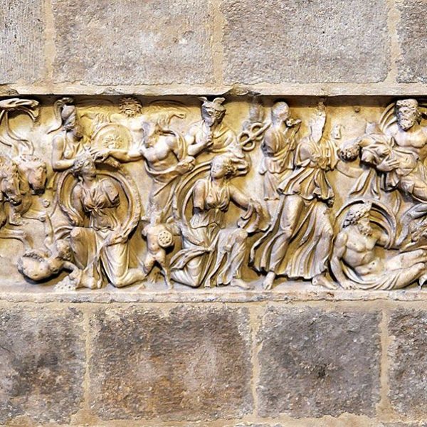 Girona.- Església gòtica de Sant Feliu, S. XIV. Sarcòfag paleocristià del S. II de marbre sobre el rapte de Prosèrpina (5/2014)