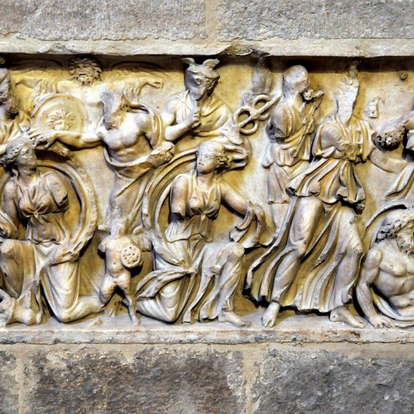 Girona.- Església gòtica de Sant Feliu, S. XIV. Sarcòfag paleocristià del S. II de marbre sobre el rapte de Prosèrpina (5/2014)