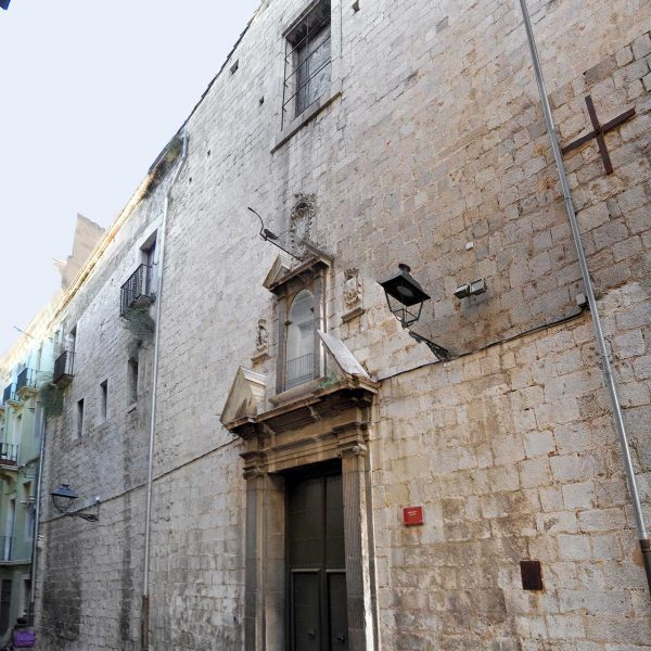 Girona.- Església barroca del convent del Carme del 1726. La porta està flanquejada per dues falses columnes coronada per un frontó trencat (11/2013)