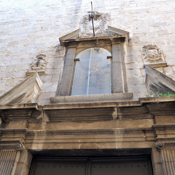 Girona.- Església barroca del convent del Carme del 1726. La porta està coronada per un frontó emmarcant una fornícula amb la imatge de la Verge (11/2013)
