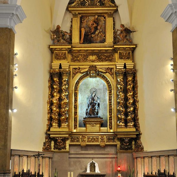 Girona.- Església barroca del convent del Carme del 1726. La decoració interna incloent el retaule es posterior a l’any 1936 (12/2013)