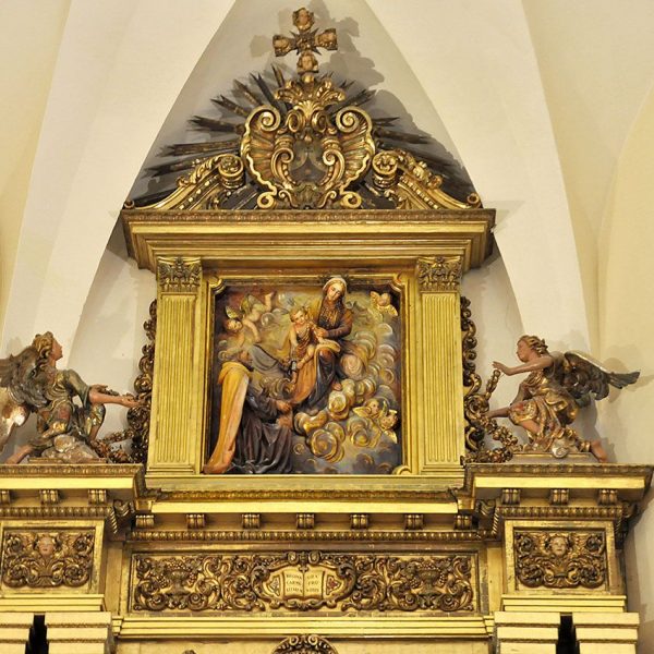 Girona.- Església barroca del convent del Carme del 1726. La decoració interna incloent el retaule es posterior a l’any 1936 (12/2013)