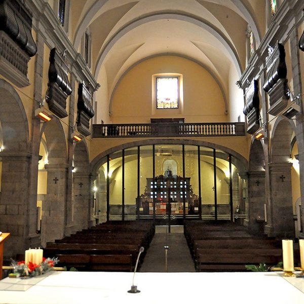 Girona.- Església barroca del convent del Carme del 1726. Vista del fons de la nau que disposa de capelles laterals i està coberta per volta de canó (12/2013)