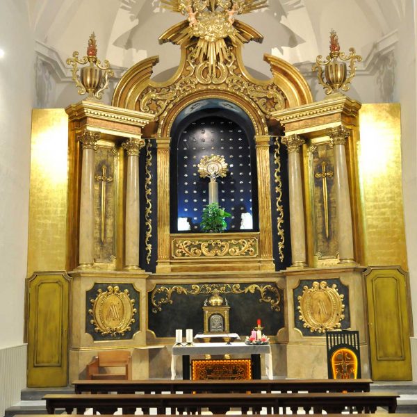 Girona.- Església barroca del convent del Carme del 1726. Capella del Santíssim que com la resta de l’església té una decoració posterior a l’any 1936 (12/2013)