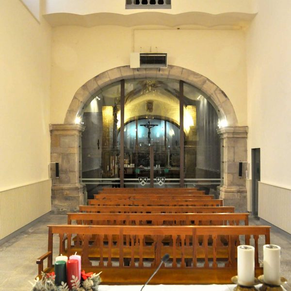 Girona.- Església barroca del convent del Carme del 1726. Vista del fons de la Capella del Santíssim (12/2013)