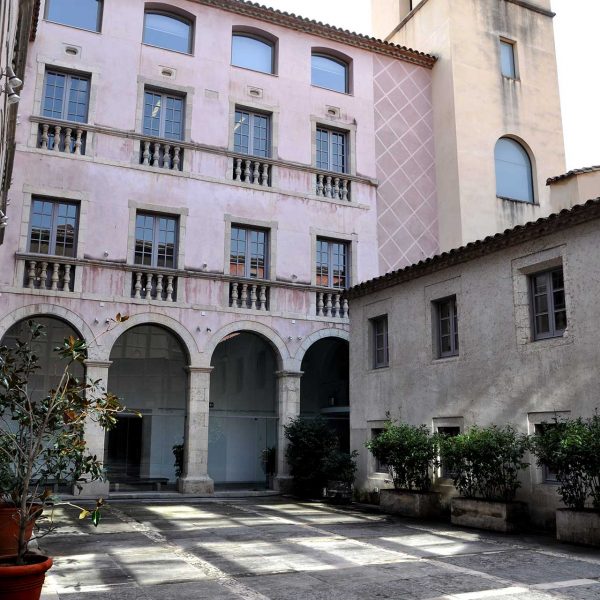 Girona.- Convent del Carme del 1691 amb el claustre inacabat i abandonat desprès de l’exclaustració del 1835. Va ser ocupat per la Diputació el 1958 (2/2014)