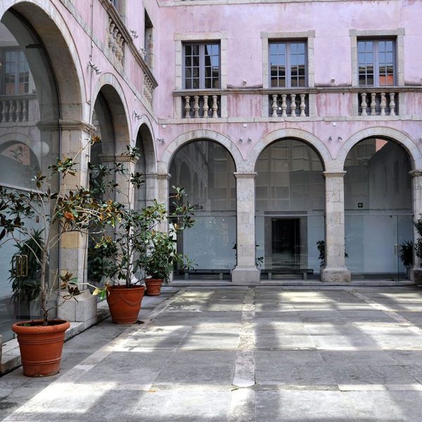 Girona.- Convent del Carme del 1691 amb el claustre inacabat i abandonat desprès de l’exclaustració del 1835. Va ser ocupat per la Diputació el 1958 (2/2014)