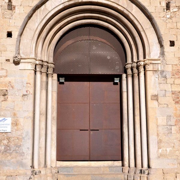 Girona.- Església del Convent de Sant Domènec, d’estil gòtic/barroc del 1339. La porta es d’arc de mig punt i arquivoltes en degradació (5/2014)