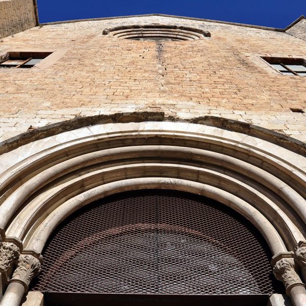 Girona.- Església del Convent de Sant Domènec, d’estil gòtic/barroc del 1339. La porta es d’arc de mig punt i arquivoltes en degradació (5/2014)