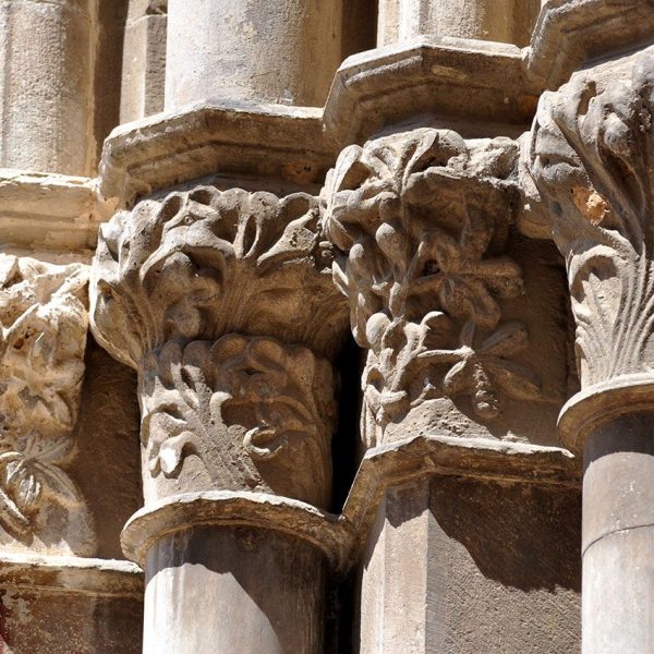 Girona.- Església del Convent de Sant Domènec, d’estil gòtic/barroc del 1339.- Capitells amb motius florals de les columnes de les arquivoltes (5/2014)
