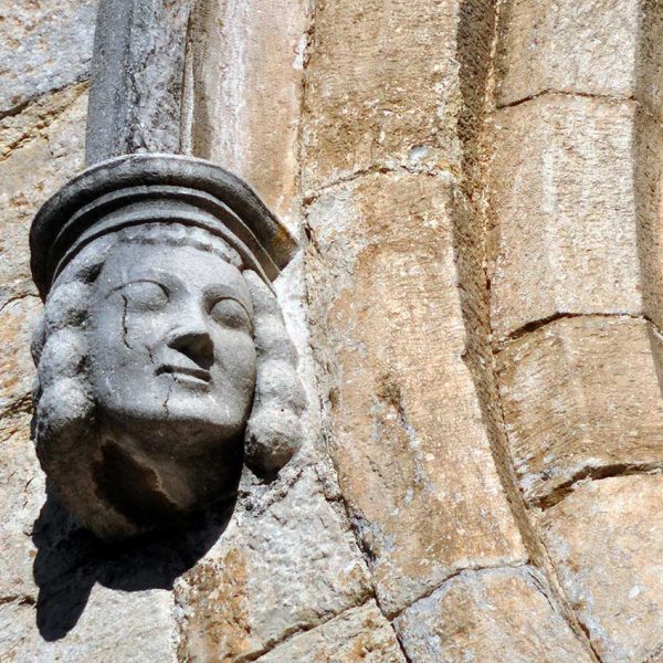 Girona.- Església del Convent de Sant Domènec, d’estil gòtic/barroc del 1339. Vista d’una de les mènsules dels guardapols del rosetó (11/2013)