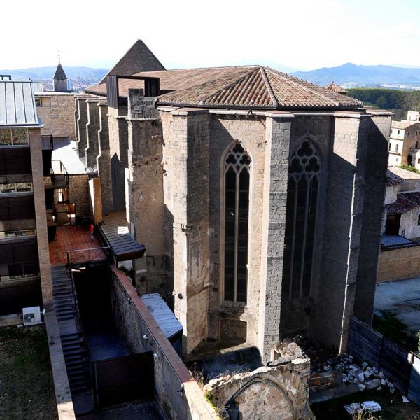 Girona.- Església del Convent de Sant Domènec, d’estil gòtic/barroc del 1339. Vista posterior de l’edificació amb l’absis poligonal (11/2013)