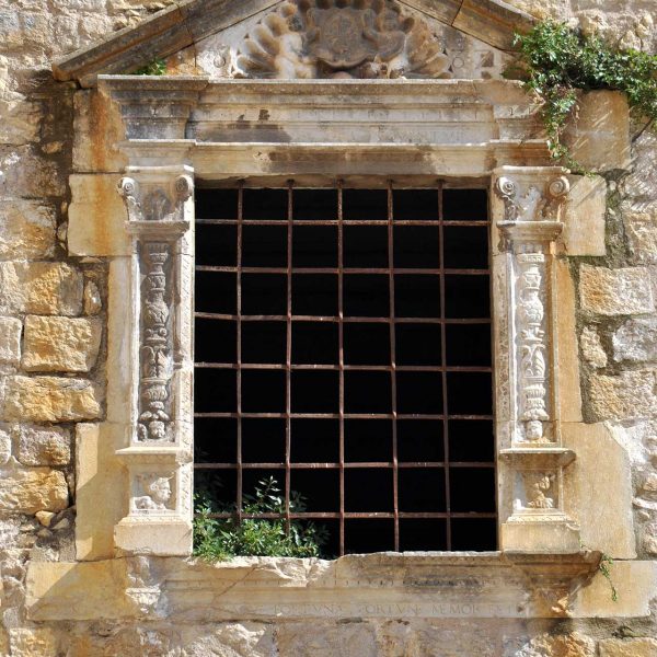 Girona.- Convent de Sant Domènec construït a partir de 1253. Vista d’una finestra renaixentista (5/2014)