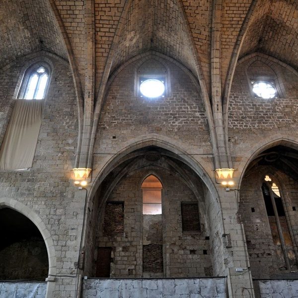 Girona.- Església del Convent de Sant Domènec, d’estil gòtic/barroc del 1339. Vista lateral de la nau coberta amb volta de creueria amb llunetes (12/2013