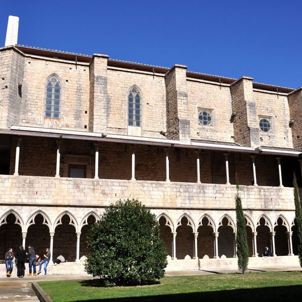 Girona.- Claustre del Convent de Sant Domènec, S. XIII/XIV. Està format per quatre galeries de 15 arcs d’ogiva trilobulats sobre columnes i capitells (12/2013)