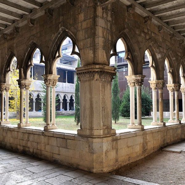 Girona.- Claustre del Convent de Sant Domènec, S. XIII/XIV. Està format per quatre galeries de 15 arcs d’ogiva trilobulats sobre columnes i capitells (12/2013)