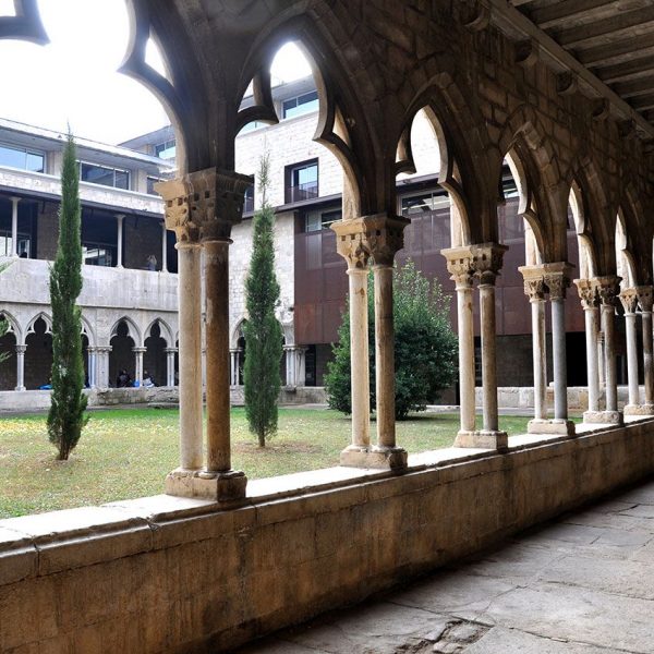 Girona.- Claustre del Convent de Sant Domènec, S. XIII/XIV. Està format per quatre galeries de 15 arcs d’ogiva trilobulats sobre columnes i capitells (12/2013)