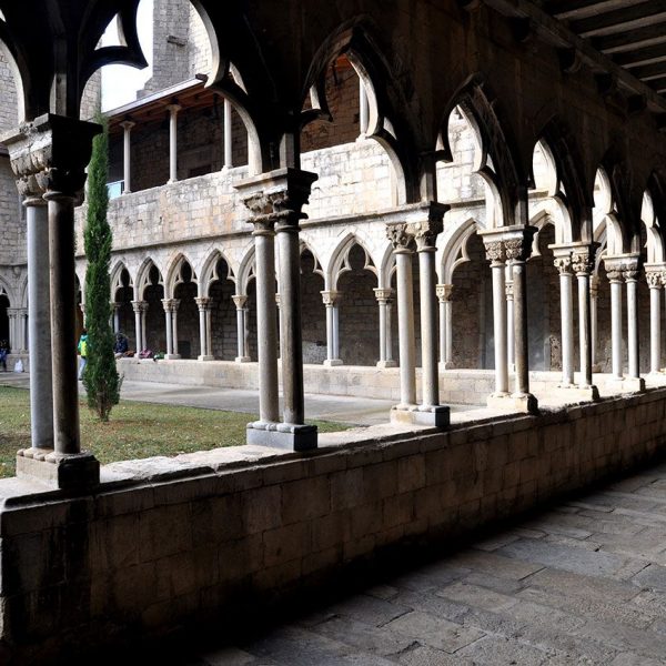 Girona.- Claustre del Convent de Sant Domènec, S. XIII/XIV. Està format per quatre galeries de 15 arcs d’ogiva trilobulats sobre columnes i capitells (12/2013)