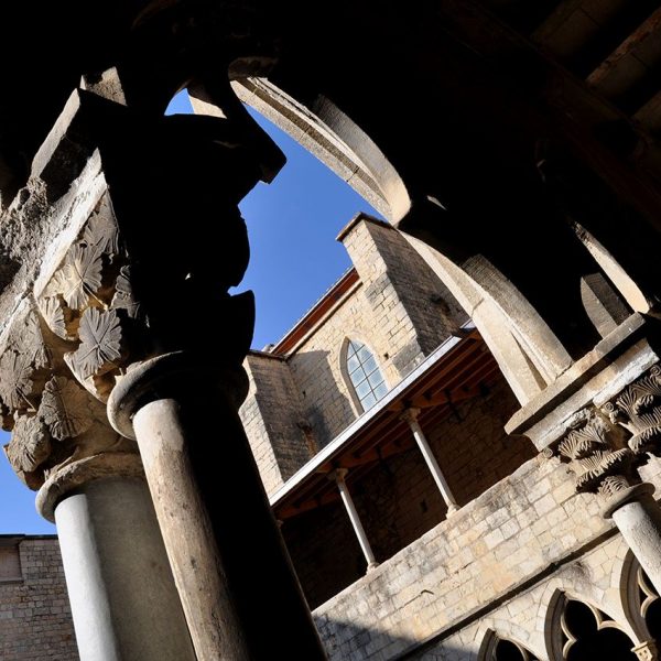 Girona.- Claustre del Convent de Sant Domènec, S. XIII/XIV. Està format per quatre galeries de 15 arcs d’ogiva trilobulats sobre columnes i capitells (12/2013)